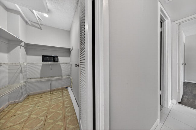 Building Photo - 1831 NE 38th St