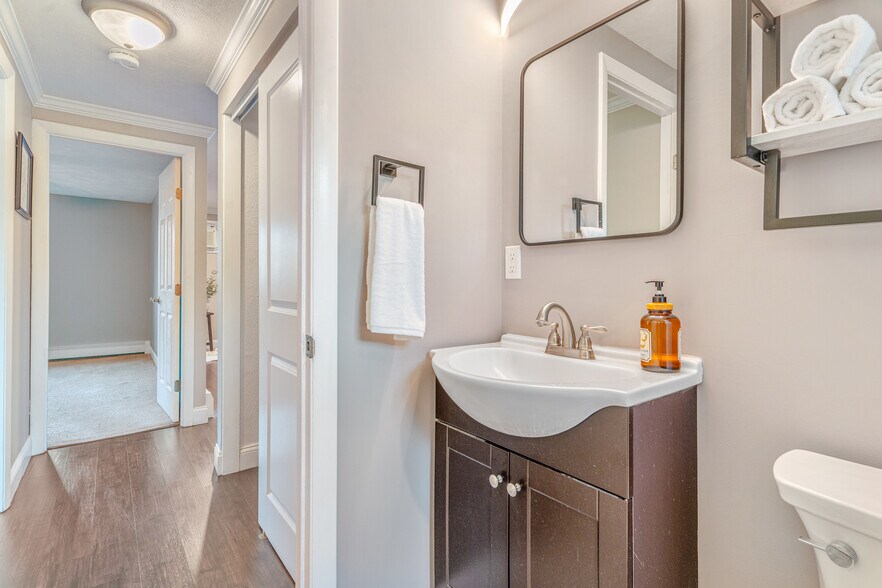 Building Photo - 10 Woodcrest Ct