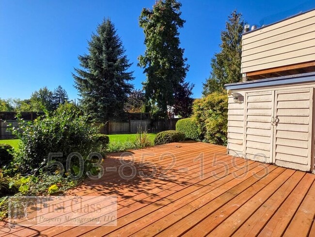 Building Photo - 8500 SW Canyon Dr