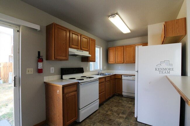 Building Photo - 825 S Elm St
