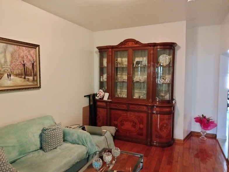 Living room - 1227 73rd St