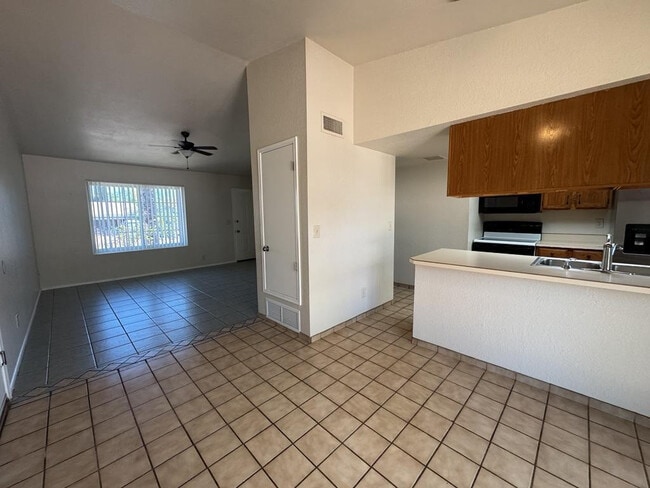 Building Photo - 1205 E Cottonwood Dr