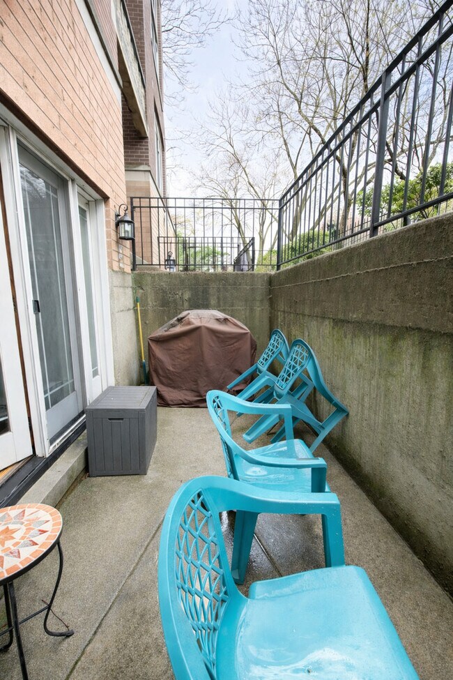 Building Photo - 4233 N Kenmore Ave