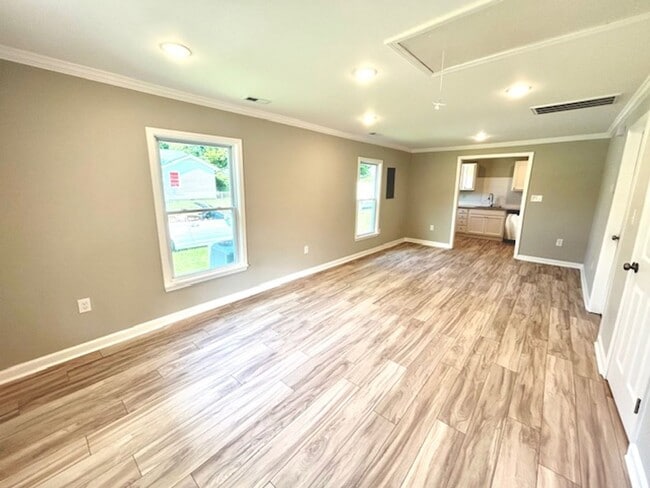 Building Photo - Charming 2 Bedroom Home in North Huntsvill...