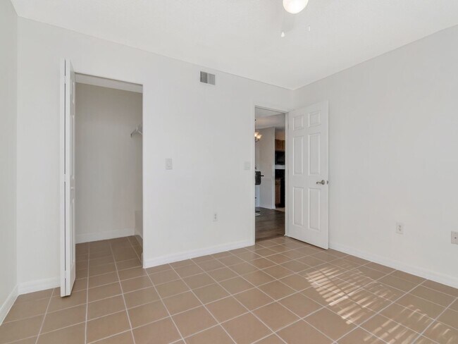 Building Photo - 1/1 Condo in Heart of Brandon & Brandon HCA Hospital