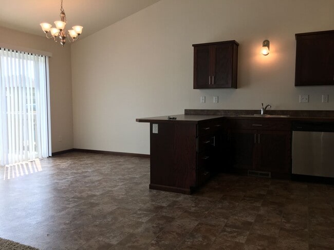 Building Photo - 3 Bed 3 Bath Twin Home