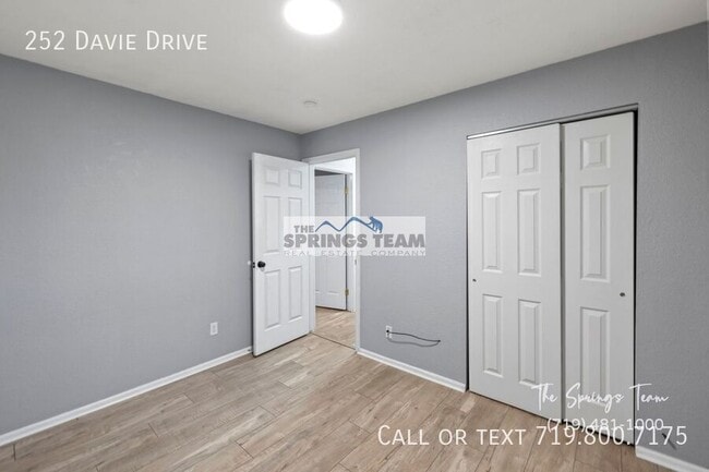 Building Photo - 252 Davie Dr