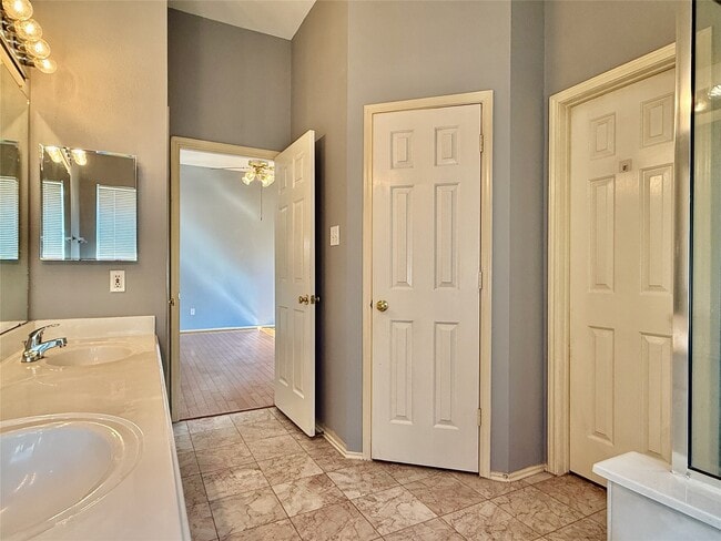 Building Photo - 5218 Hill Timbers Dr