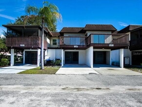 Building Photo - Centrally Located 3 bedroom 2.5 bath Townh...