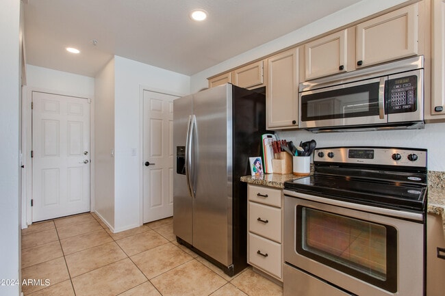 Building Photo - 2647 N Miller Rd