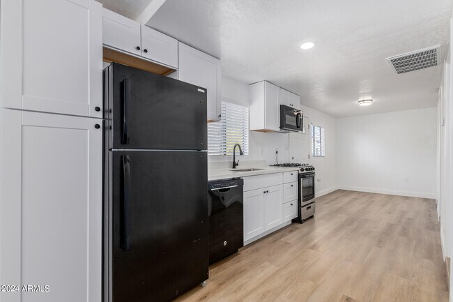 Building Photo - 723 E Sunnyslope Ln