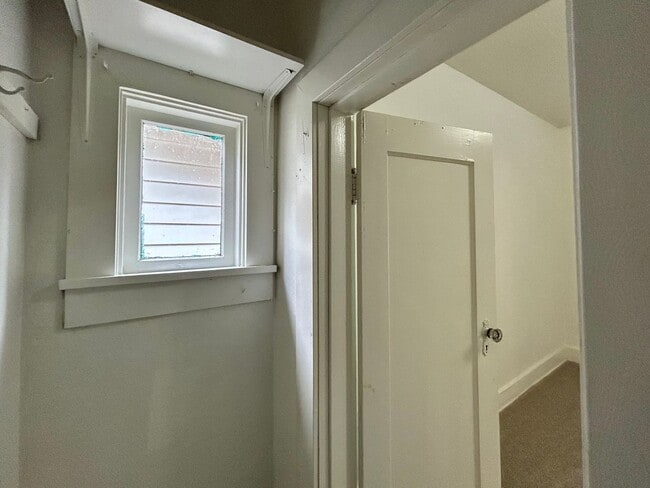 Building Photo - 231 NE 4th Ave