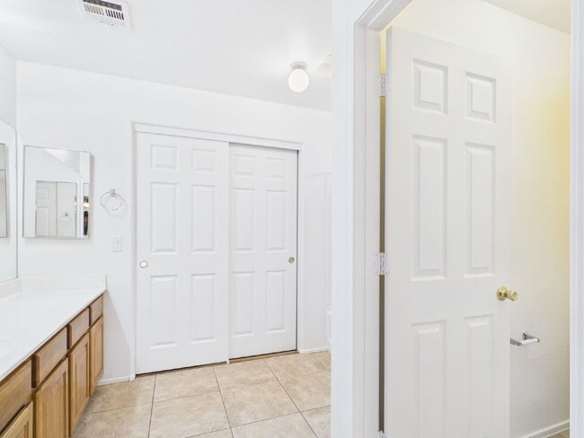 Building Photo - Spacious Heartland Ranch Beauty