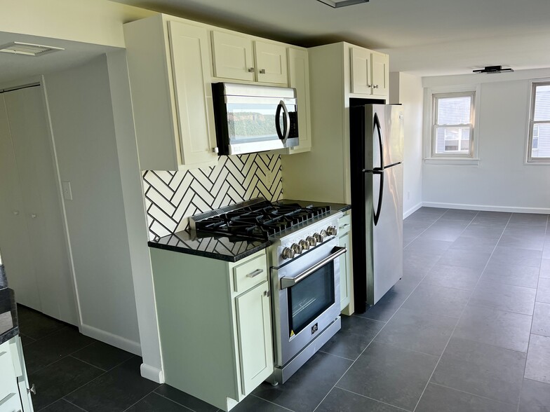 Bright new kitchen - 395 Warburton Ave