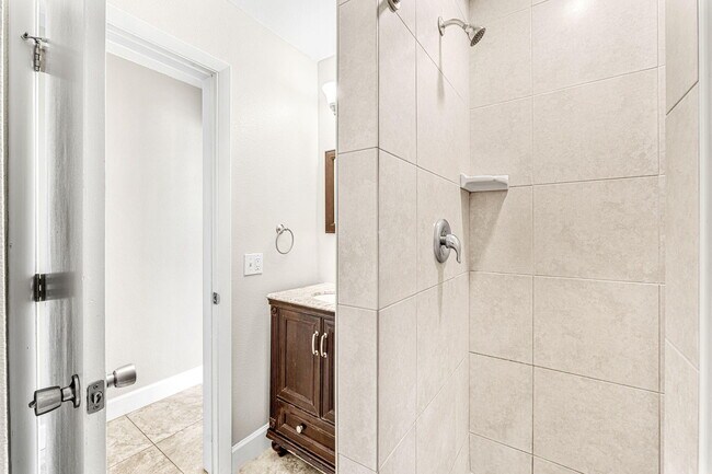 Building Photo - 406 N Neptune Dr