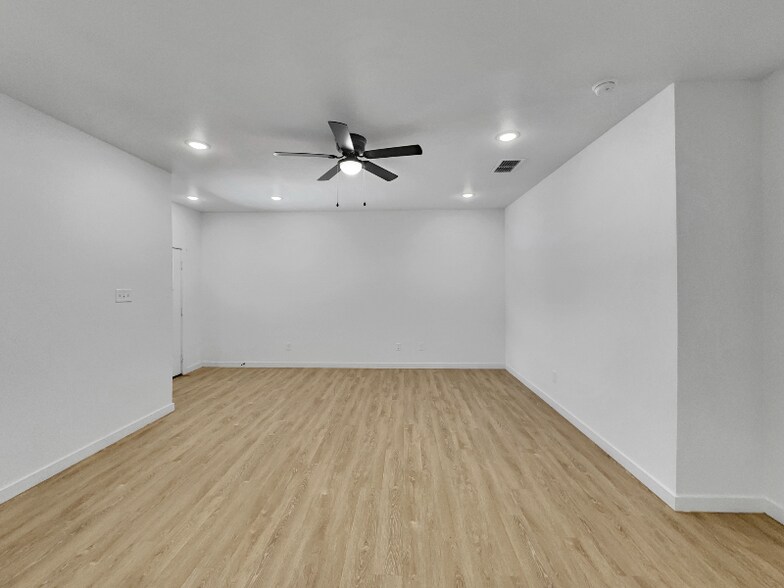 Building Photo - 5804 Urbana Ave