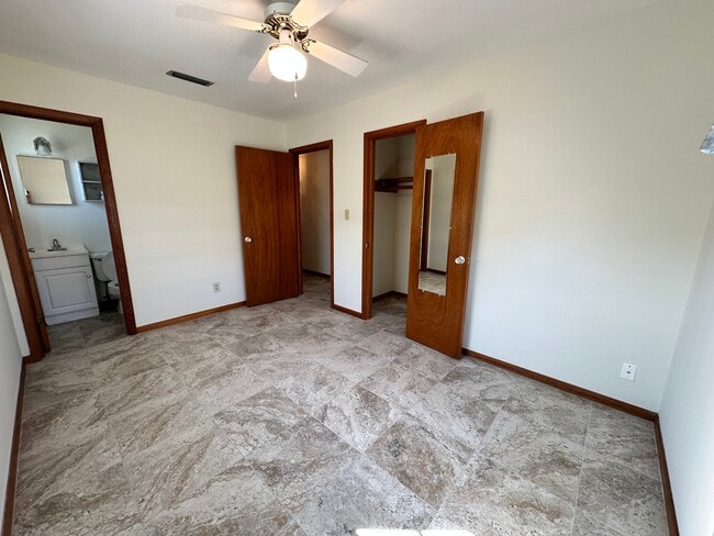 Building Photo - 241 Belaire Dr