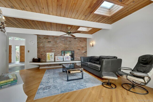 Building Photo - 107 Holly Pl