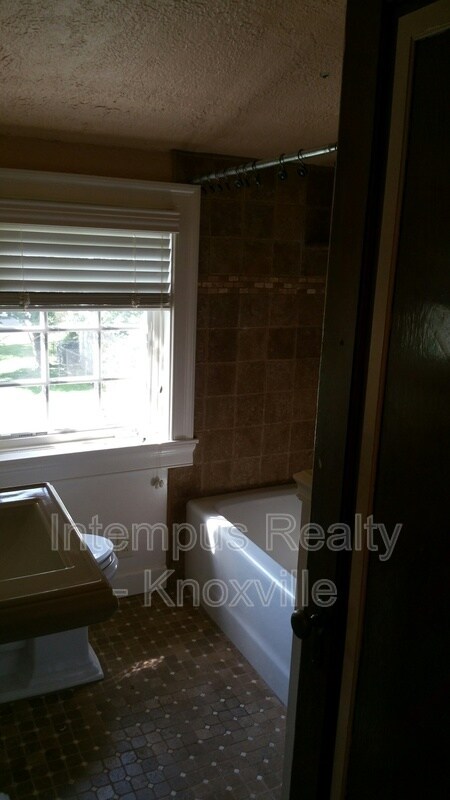 Building Photo - 2103 Fairmont Blvd