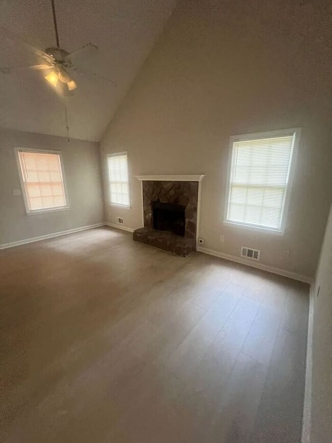 Building Photo - Spacious 3 bedroom Home with Versatile Liv...