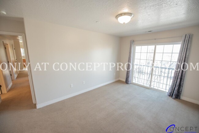 Building Photo - Beautiful 3 bedroom 2 bathroom includes a ...