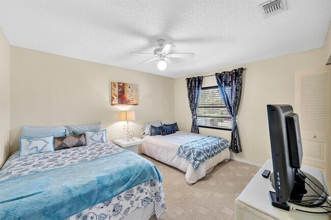 Building Photo - 9278 Vista Del Lago