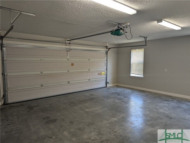 Building Photo - 22 Hidden Creek Dr