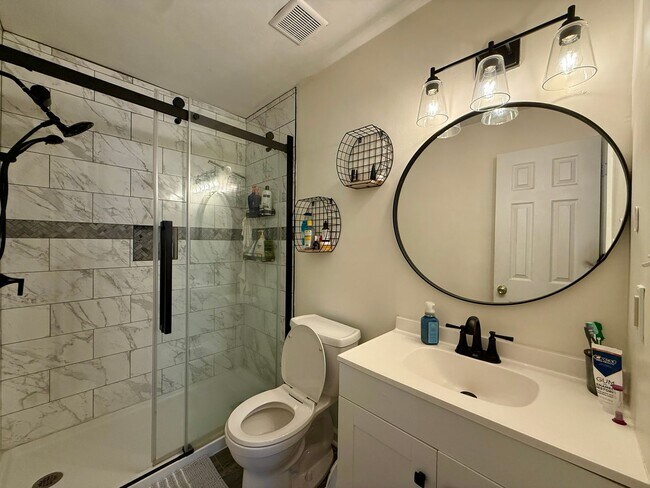 Building Photo - Beutifully updated 4 bed 2.5 bath home with large yard!