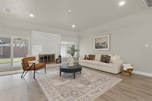 Building Photo - 6350 Glennox Ln