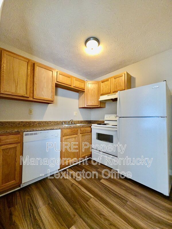 Building Photo - 3772 Camelot Dr