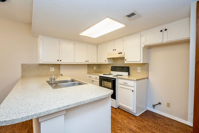 Building Photo - Immaculate 2 Bed, 2 Bath w/Loft Space!