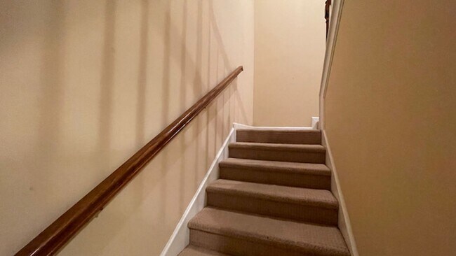 Building Photo - 2 Bedroom, 2.5 Bathrooms Townhome in the Heart of Savannah's Southside