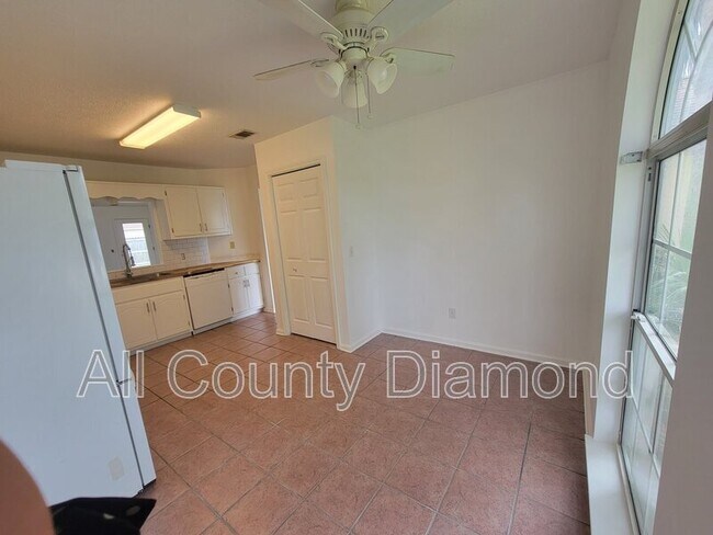 Building Photo - 1609 Vecuna Cir
