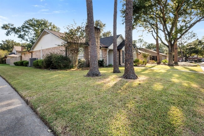 Building Photo - 1018 Trowbridge Dr