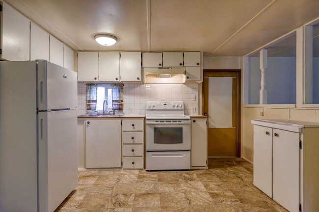 Building Photo - Move in ready now! Affordable 2 bedroom 1 ...