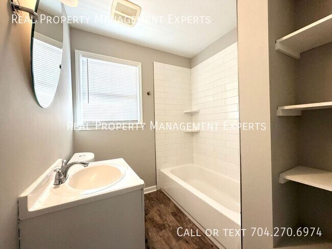 Building Photo - 1843 Camp Greene St