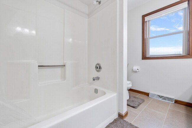 Building Photo - 348 Willow Grove Dr