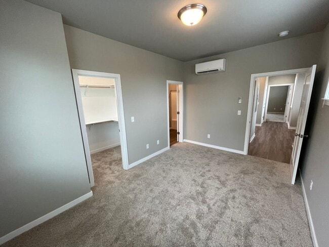 Building Photo - NEW 4 Bedroom / 4.5 Bath Duplex. A/C in every bedroom