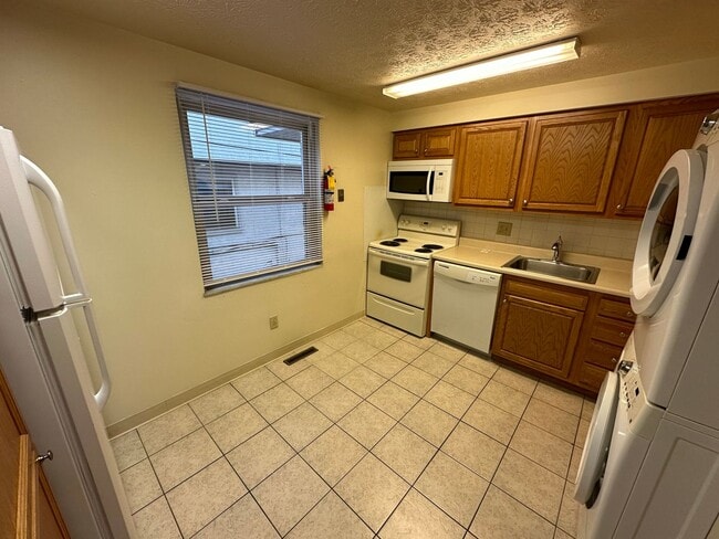 Building Photo - 78 W 9th Ave