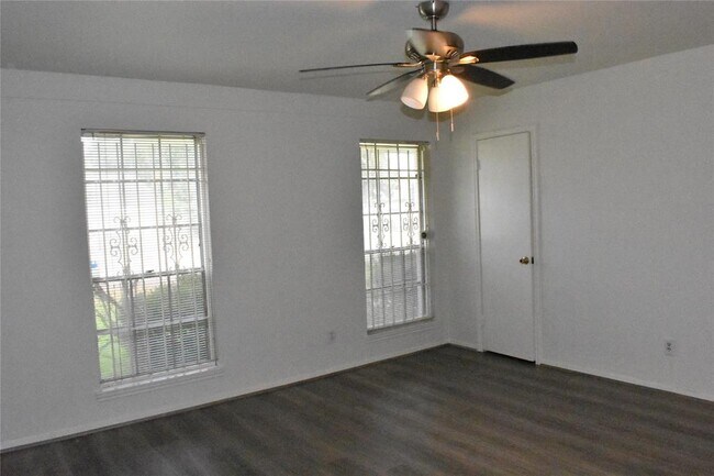 Building Photo - 10427 Huntington Wood Dr