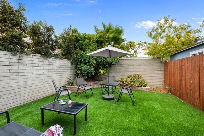 Building Photo - Spacious master bedroom!