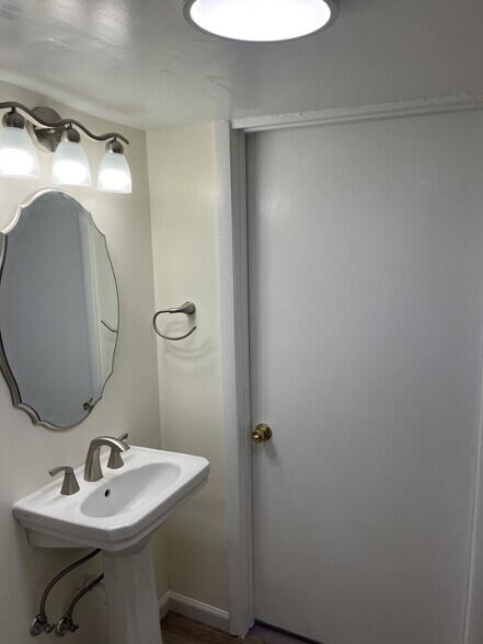 Building Photo - 1025 Simpson Ave