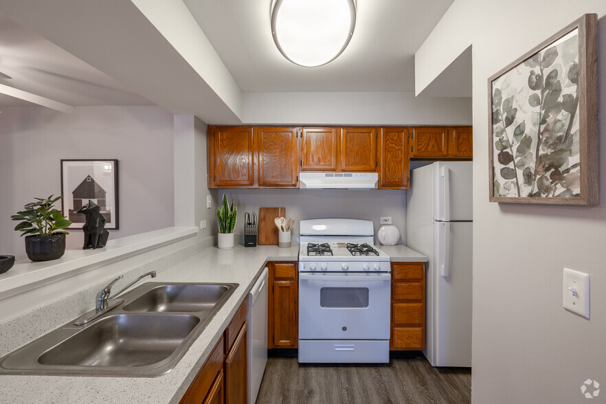 2BR, 2BA - Kitchen - Fox Pointe Apartments