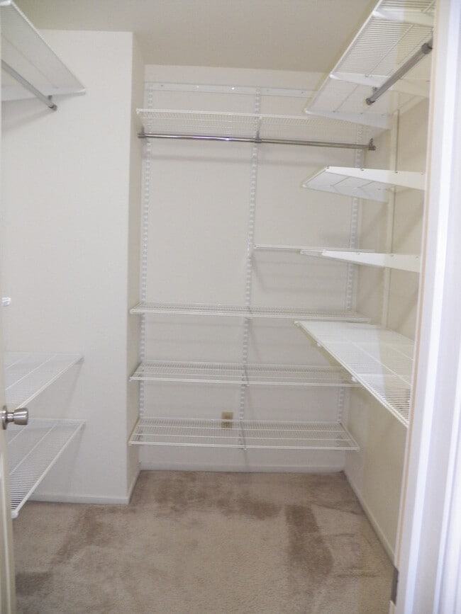 Building Photo - Spacious North San Jose Townhouse - Available Now!