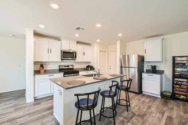 Building Photo - 1585 Desert Path Ave