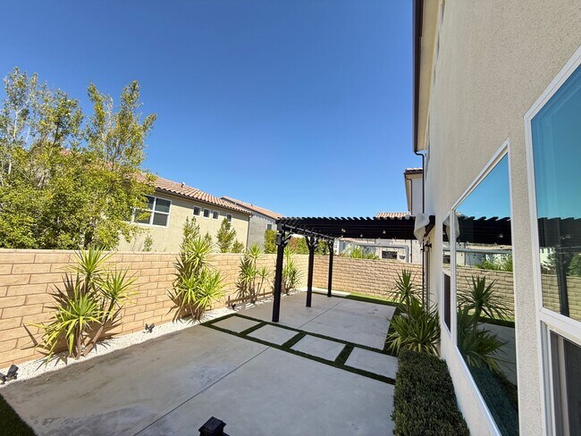 Building Photo - Beautiful 4-Bedroom Home with Solar and Private Patio in Plum Estates!