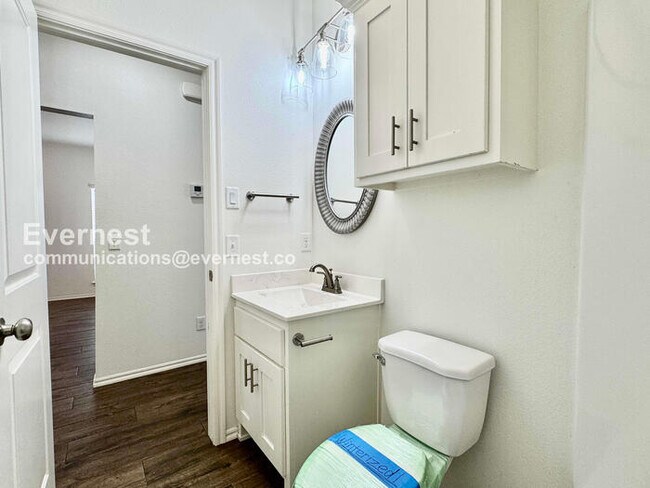 Building Photo - 3 Bed, 2 Bath Home with Garage / Pet-Friendly / Available Now!