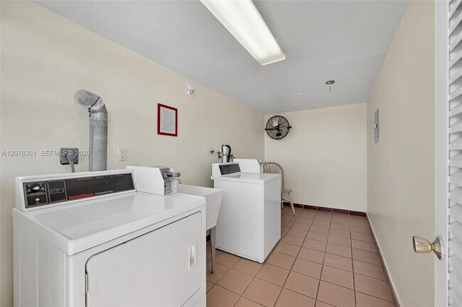 Building Photo - 7620 Carlyle Ave