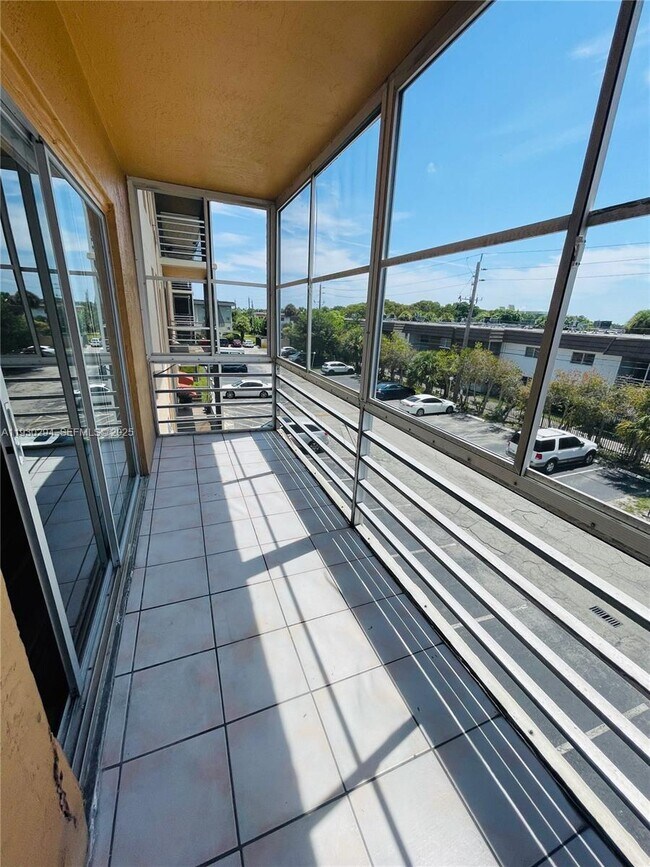 Building Photo - 4848 NW 24th Ct