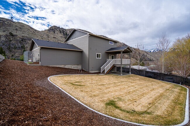 Building Photo - Newer Construction! 3 bed/2.5 bath, double garage, central heat/air, VIEWS!